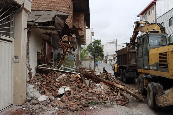 عملیات تخریب و بازگشایی ملک وراث مرحوم رحیمی واقع در خیابان مولوی(ترک محله)
