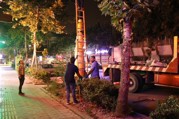 عملیات اجرایی پروژه روشنایی معابر و نصب تیرهای دکوراتیو در خیابان های شهر