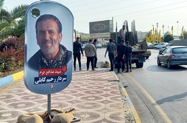 نصب تابلو شهیدان مدافع حرم در میدان امام خمینی (ره)