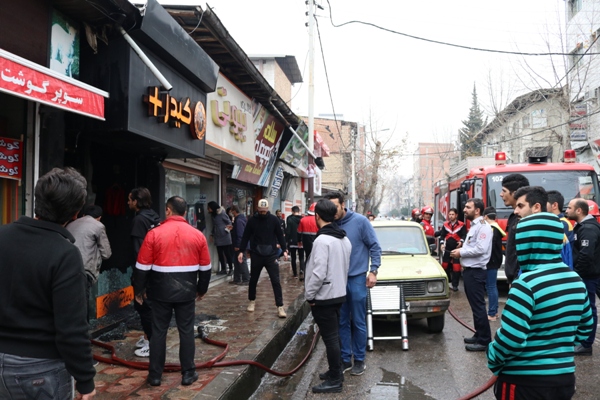 مهار آتش سوزی یک باب مغازه لباس فروشی واقع در خیابان 16 متری