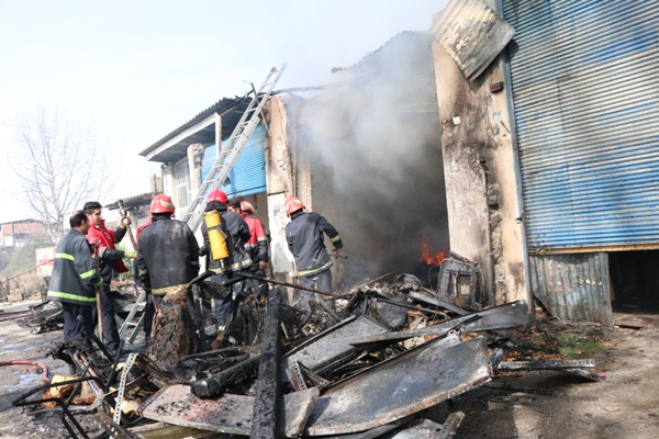 آتش سوزی یک باب مغازه تشک دوزی واقع در  کمربندی شمالی عبور بالا لموک